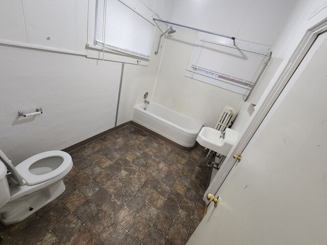 Building Photo - 415 NE Oak St