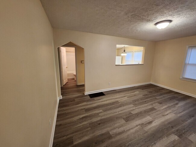 Building Photo - Adorable 2 bedroom with updates and washer/dryer hook-ups