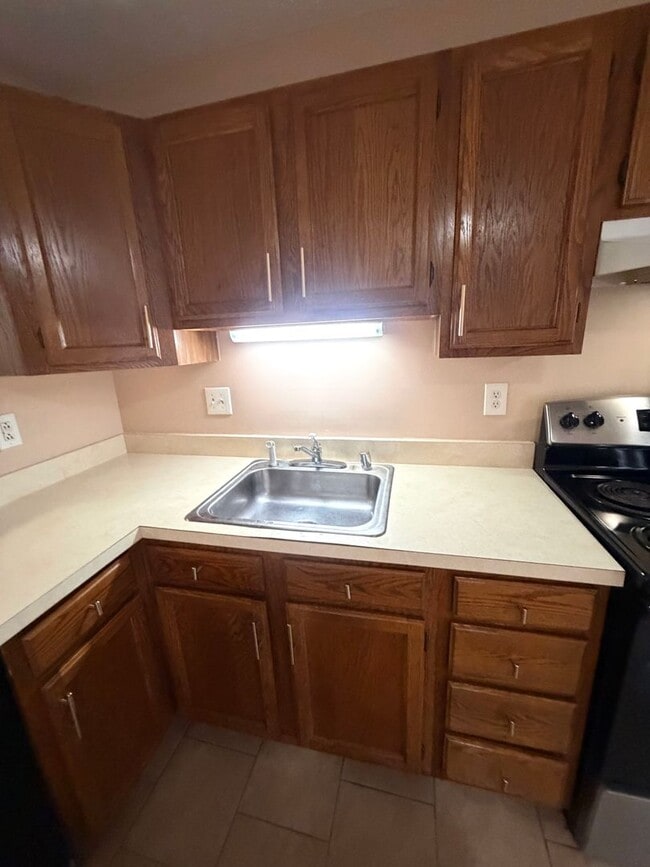 Building Photo - Edgewood 2 Bedroom End of Group For Rent!