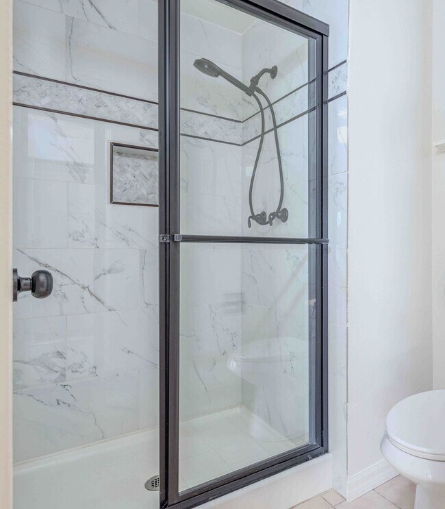 Building Photo - $500 Move-In Special! SPACIOUS 2 Bed Townh...