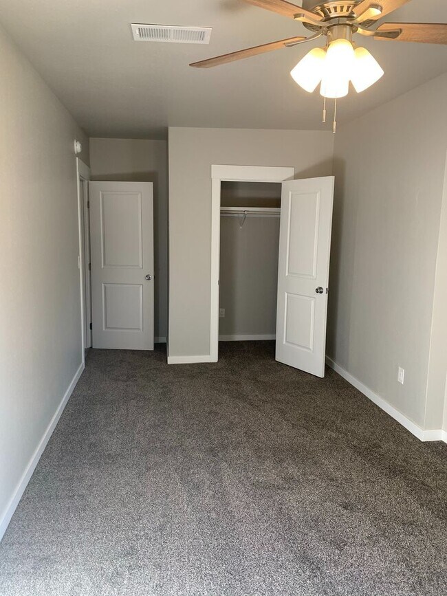 Building Photo - FULLY REMODELED Large 4/2, Close to Enloe and Chico State