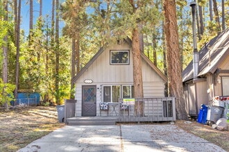 Building Photo - Remodeled 2 Bed / 1 Bath Near Bear Mountain & Golf Course
