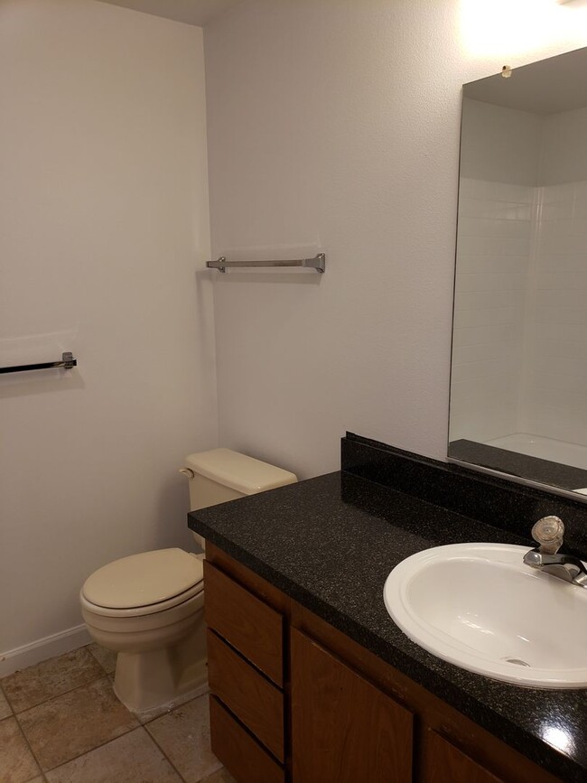Building Photo - 2 Bedroom Townhome - Spacious!