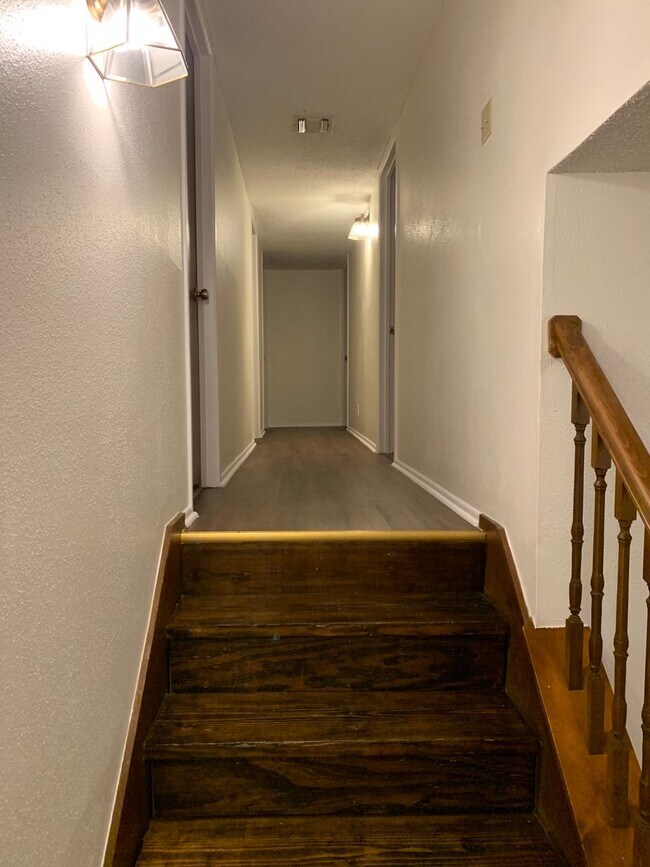 Building Photo - 9100 Tourney St