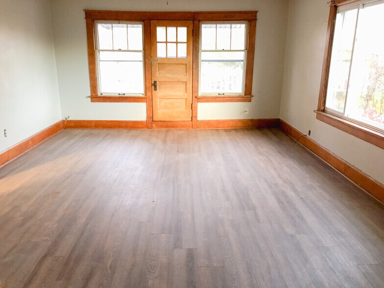 Large living room with private balcony - 1048 37th St