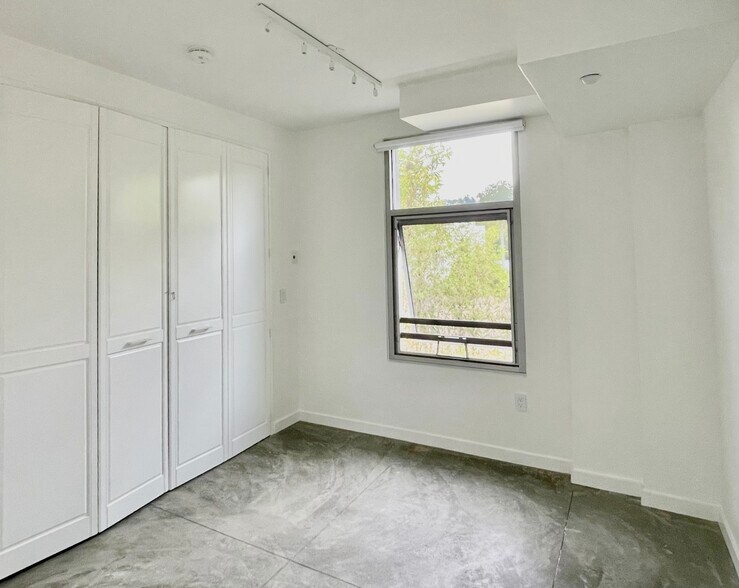 Building Photo - 4111 Sunset Blvd