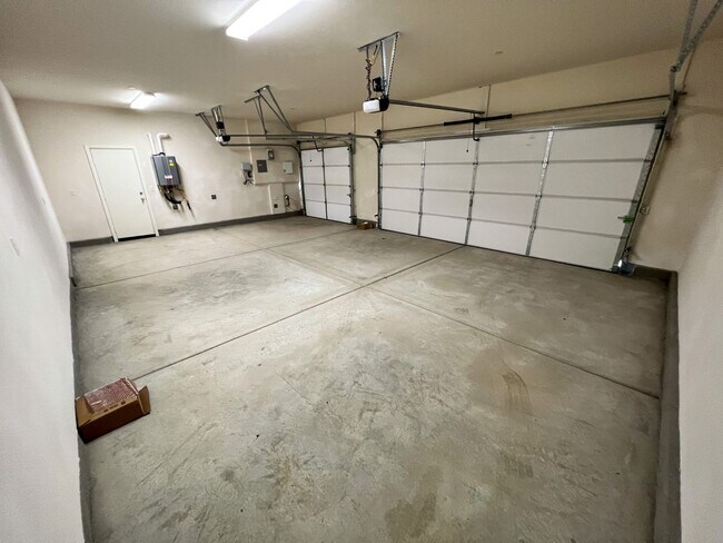 Building Photo - 5 Bedroom home with FULL MOTHER IN LAW SUI...