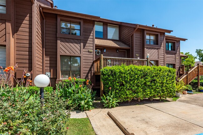 Building Photo - 723 Davis Rd