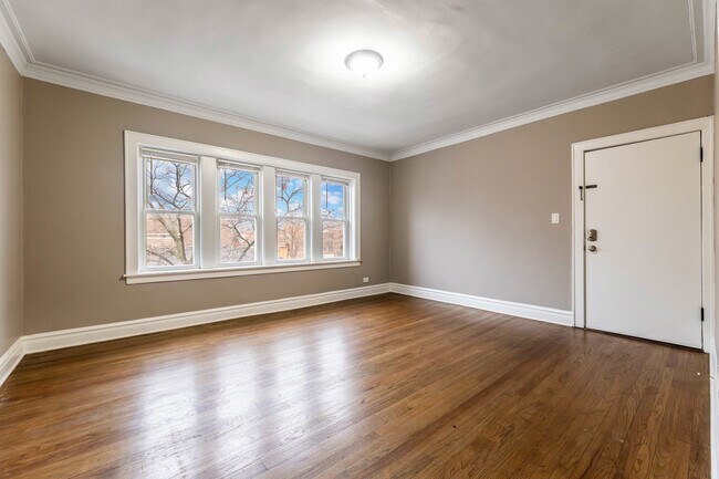 Building Photo - 620 E 73rd St