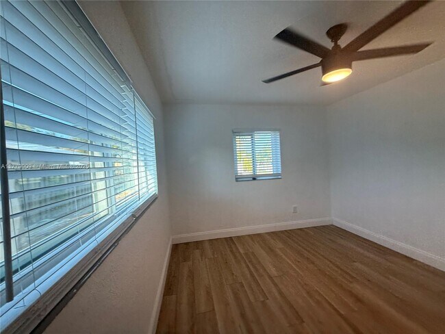 Building Photo - 1040 SW 30th Ave