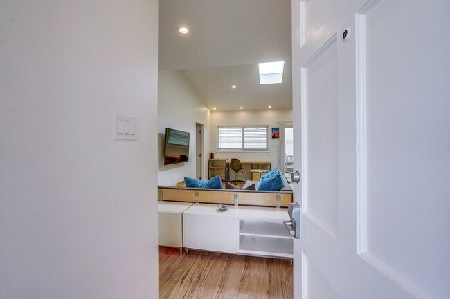 Building Photo - 12042 Sylvester St