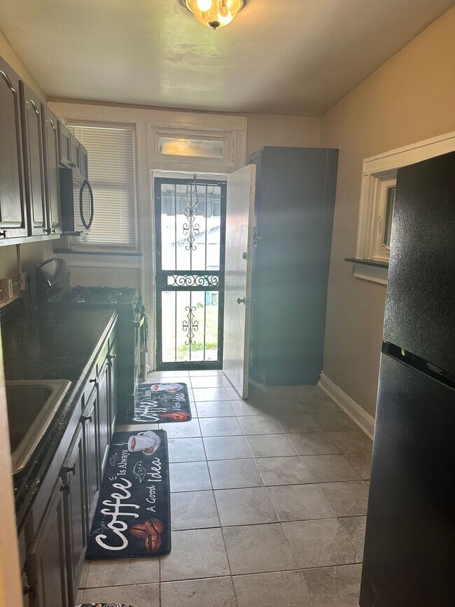 Building Photo - Spacious Rooms! Finished Basement! W/D! Available Now!