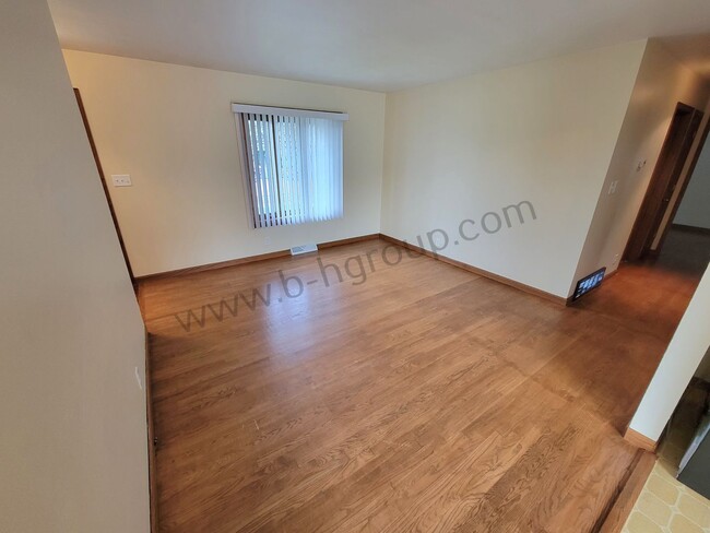 Building Photo - Great Location!