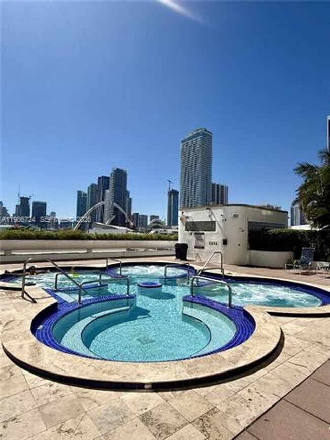 Building Photo - 1717 N Bayshore Dr