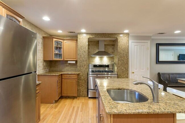 Building Photo - 294 Pavonia Ave
