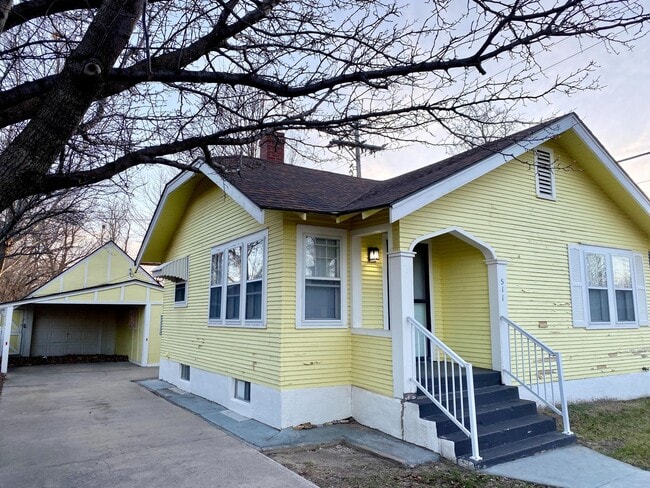 Primary Photo - 1 bedroom home w/ fenced in yard