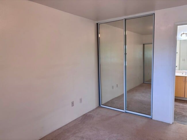 Building Photo - Rarely available 3 bedroom, 2 bath town-home with 2 assigned parking stalls in Island Courtyards ...