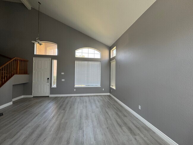 Building Photo - 9177 Lantana Dr