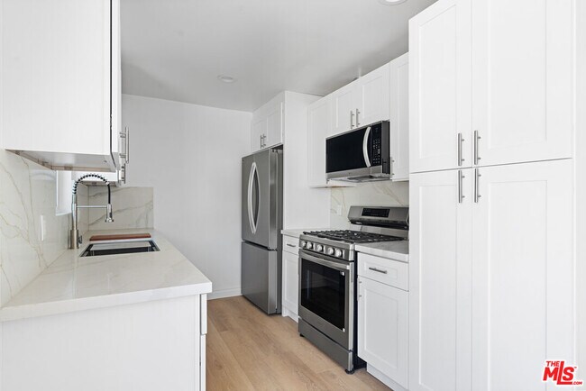 Building Photo - 814 3rd St
