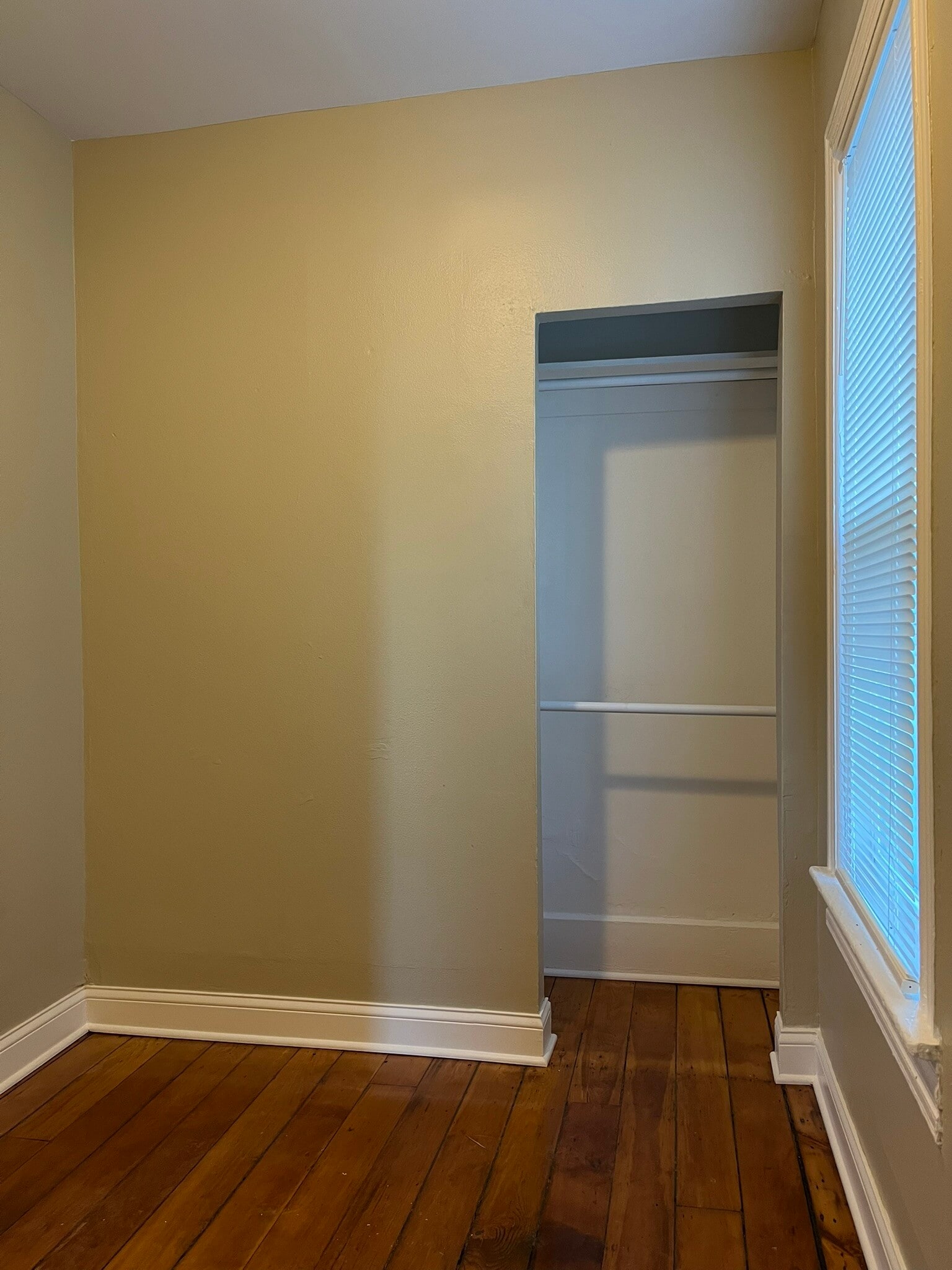 Building Photo - 814 E Lincoln Ave