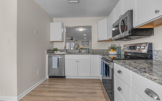 Building Photo - READY NOW!! 3-Bedroom Townhome w/Attached Garage! Golf Course Views - Pet Friendly - All Appliances!