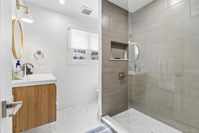 Building Photo - 6 W Landing Rd