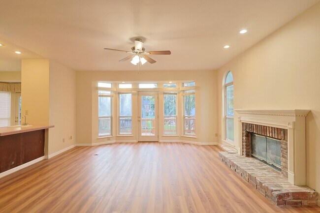 Building Photo - Spacious Parkway South Home with Walk-Out Basement & Large Backyard