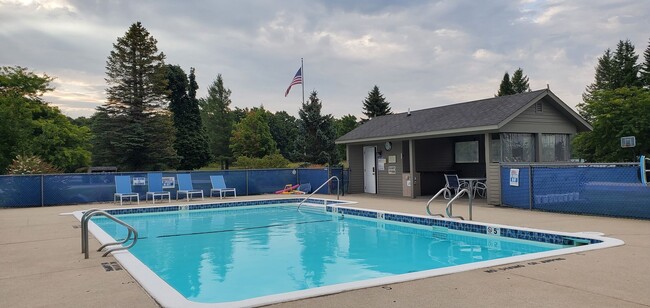Building Photo - Lakefront End-Unit Condo with Crystal Lake...