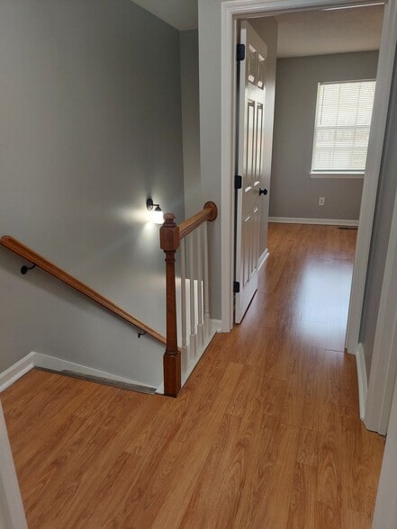 Upstairs foyer - 118 Eveningside Dr