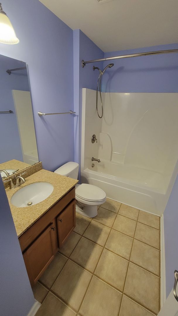 Building Photo - 4 Bed, 3.5 Townhome in Five Forks is Available!