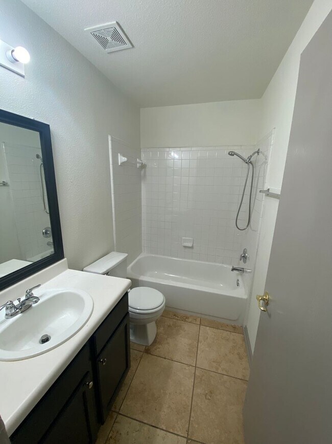 Building Photo - Cozy 3 bed in the Heart of East Austin