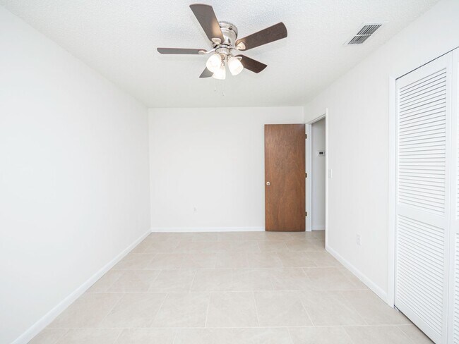 Building Photo - South Lakeland Duplex!