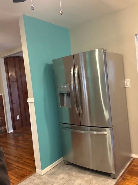 Building Photo - 9702 Oakdale Ave