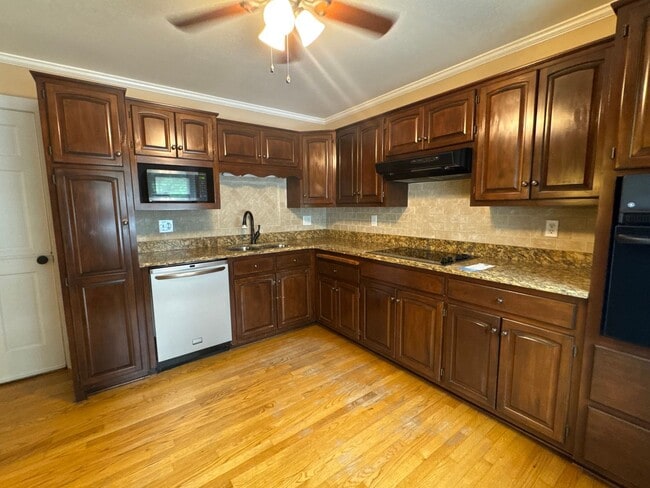 Building Photo - 3BR/3.5BA plus bonus Full-Brick Ranch with...