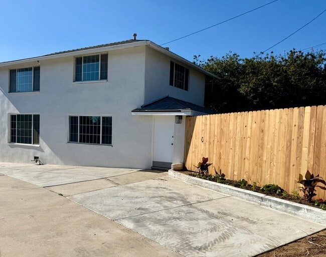 Building Photo - 541 W Loop Dr