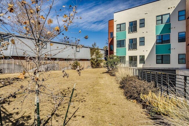 Building Photo - 3000 Duval St