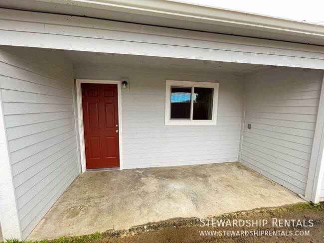 Building Photo - 325½ Schooling St.-