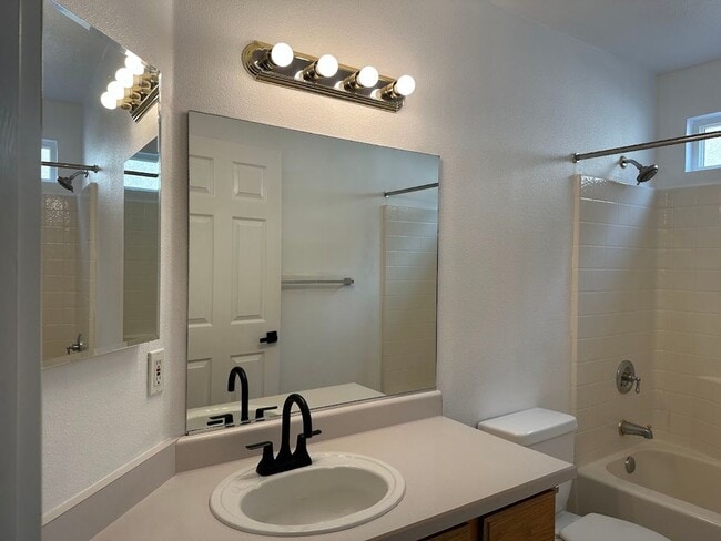 Building Photo - Well maintained home in desirable Ravenwood, Anderson subdivision