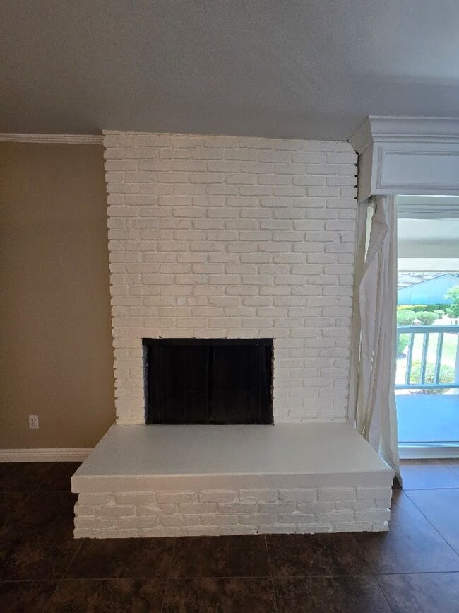 Building Photo - A Fabulous 3 Bedroom Townhome Centrally located.