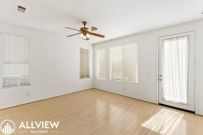 Building Photo - Bright & Spacious 3-Bedroom 2.5 Bath Home in Gated Oak Creek Community