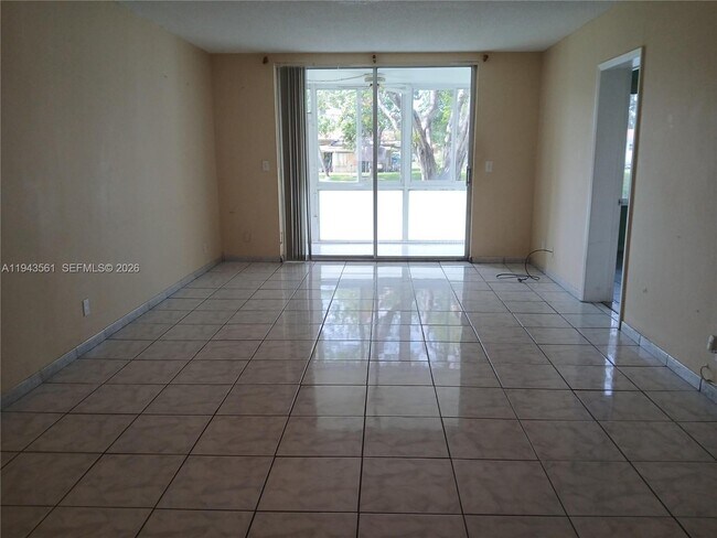 Building Photo - 5950 Del Lago Cir