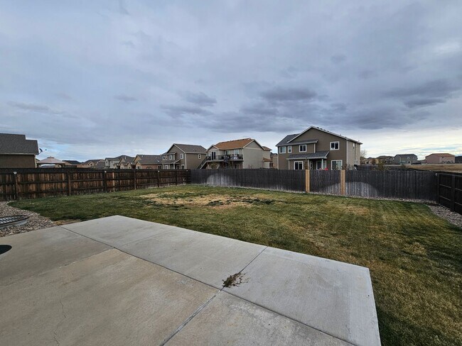 Building Photo - 4 Bed 3 Bath in Lorson Ranch!!