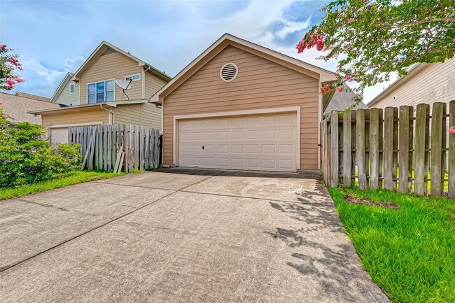 Building Photo - 7130 Pavilion Dr