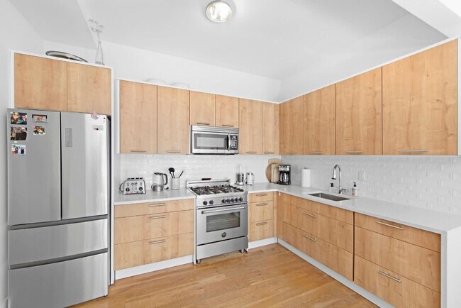 Building Photo - 517 W 45th St