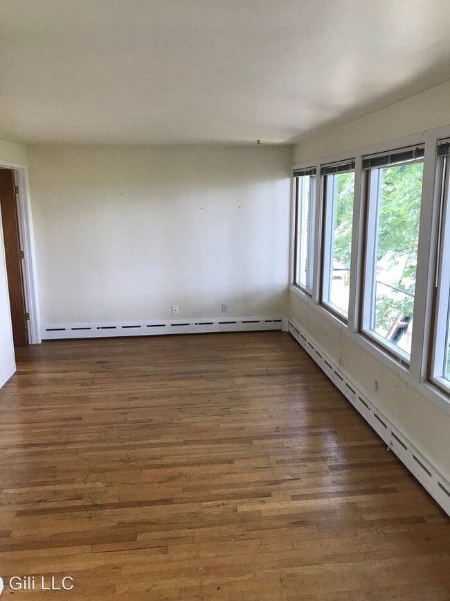 Building Photo - 4740-4750-4750 22nd Ave NE