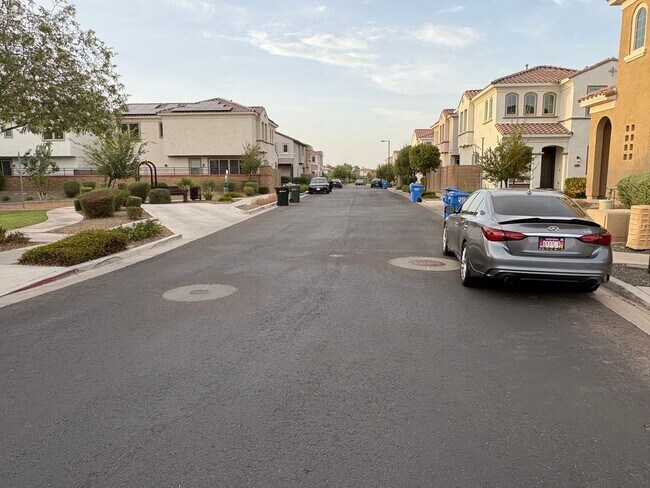 Building Photo - Modern 3-Bedroom + Loft + Den in Gated Pho...