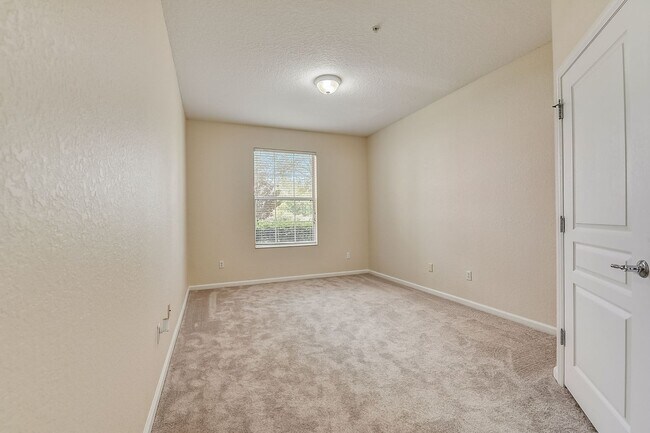 Building Photo - Beautifully Maintained 3-Bedroom, 2-Bathro...