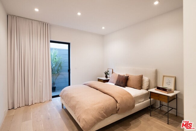 Building Photo - 627 Sunset Ave