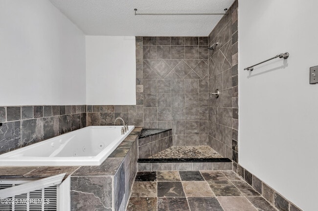 Building Photo - 2106 Grassy Hollow Dr