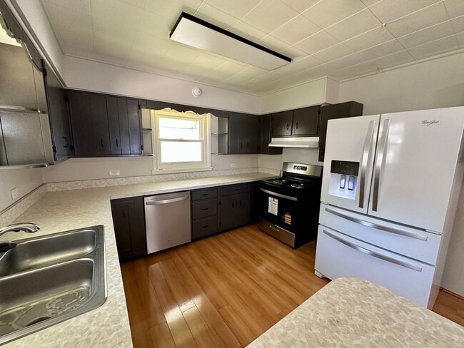 Building Photo - Norwood- Adorable Duplex with ample space ...